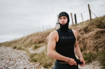 Was trägt man unter einem Neoprenanzug?