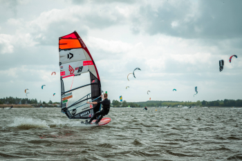 DIE 5 BESTEN WINDSURFING-SPOTS IN DEN NIEDERLANDEN