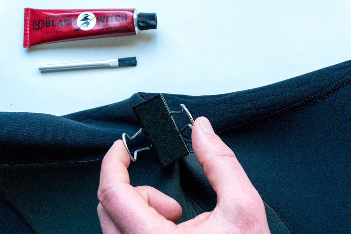 Wetsuit drogen Wetsuit uithangen over board